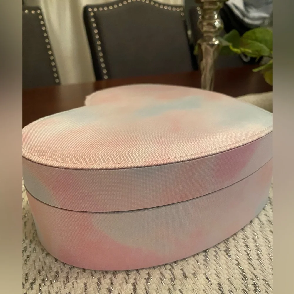 NWT! Jewelry box in pastel tones. Lined interior, mirror. Gorgeous heart-shaped.